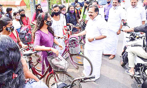 വീട്ടുകാരുടെ വോട്ട്​ വാങ്ങിത്തരണം; കുട്ടികളോട് വോട്ട്​ അഭ്യർഥിച്ച് ചെന്നിത്തല