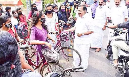 വീട്ടുകാരുടെ വോട്ട്​ വാങ്ങിത്തരണം; കുട്ടികളോട് വോട്ട്​ അഭ്യർഥിച്ച് ചെന്നിത്തല