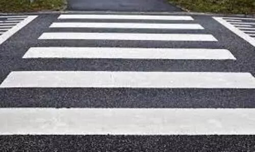 സ്വന്തം പണം മുടക്കി സീബ്ര ലൈൻ വരച്ച് പ്രതിഷേധിച്ചു