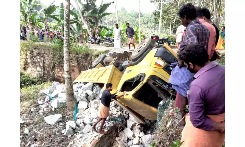 പാറയുമായെത്തിയ ലോറി മറിഞ്ഞു പാറയുമായെത്തിയ ലോറി മറിഞ്ഞു