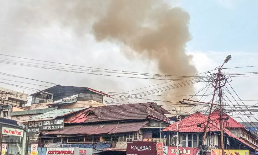 ആയുർവേദ വ്യാപാര സ്ഥാപനത്തിൽ തീപിടിത്തം ആയുർവേദ വ്യാപാര സ്ഥാപനത്തിൽ തീപിടിത്തം