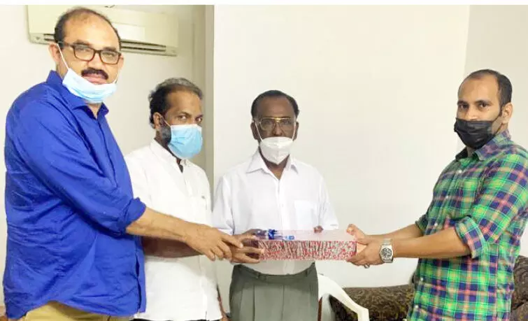 ഡോ. രാമചന്ദ്രൻ നായരെ കെ.എം.സി.സി ആദരിച്ചു ഡോ. രാമചന്ദ്രൻ നായരെ കെ.എം.സി.സി ആദരിച്ചു