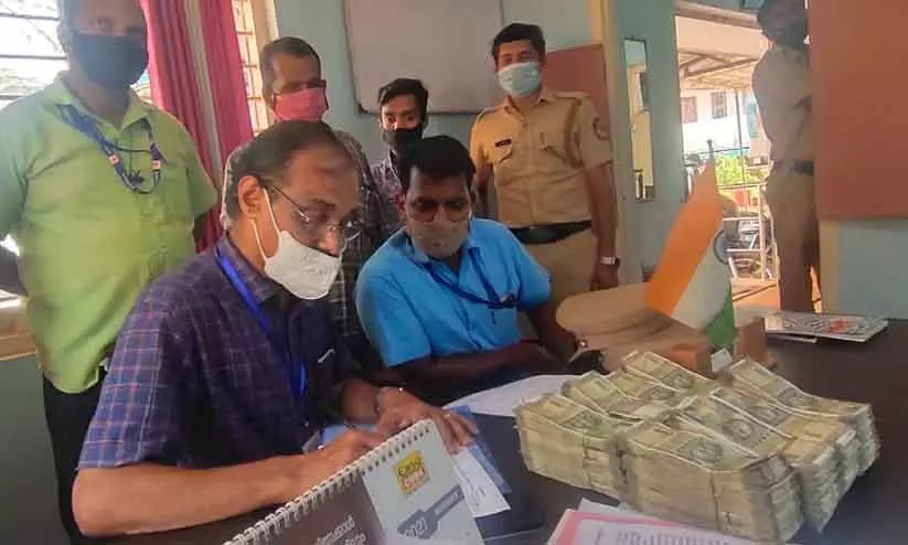 കോട്ടക്കലിൽ 20 ലക്ഷം രൂപ ഇലക്​ഷൻ സ്ക്വാഡ് പിടികൂടി