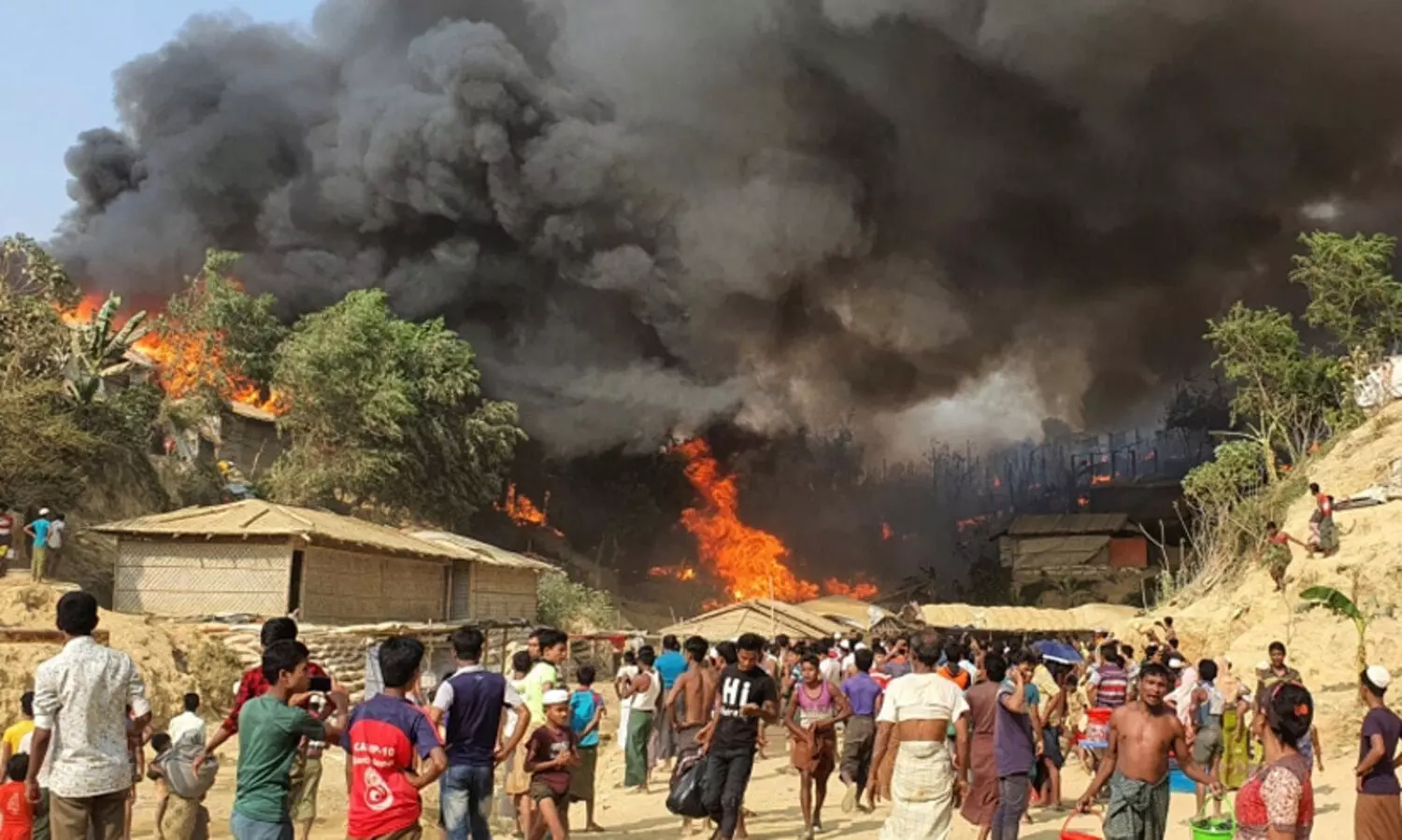 റോഹിങ്ക്യൻ അഭയാർഥിക്യാമ്പിൽ വൻ തീപിടിത്തം  700 ലേറെ​ ടെന്‍റുകൾ കത്തിനശിച്ചു; രക്ഷാപ്രവർത്തനം തുടരുന്നു