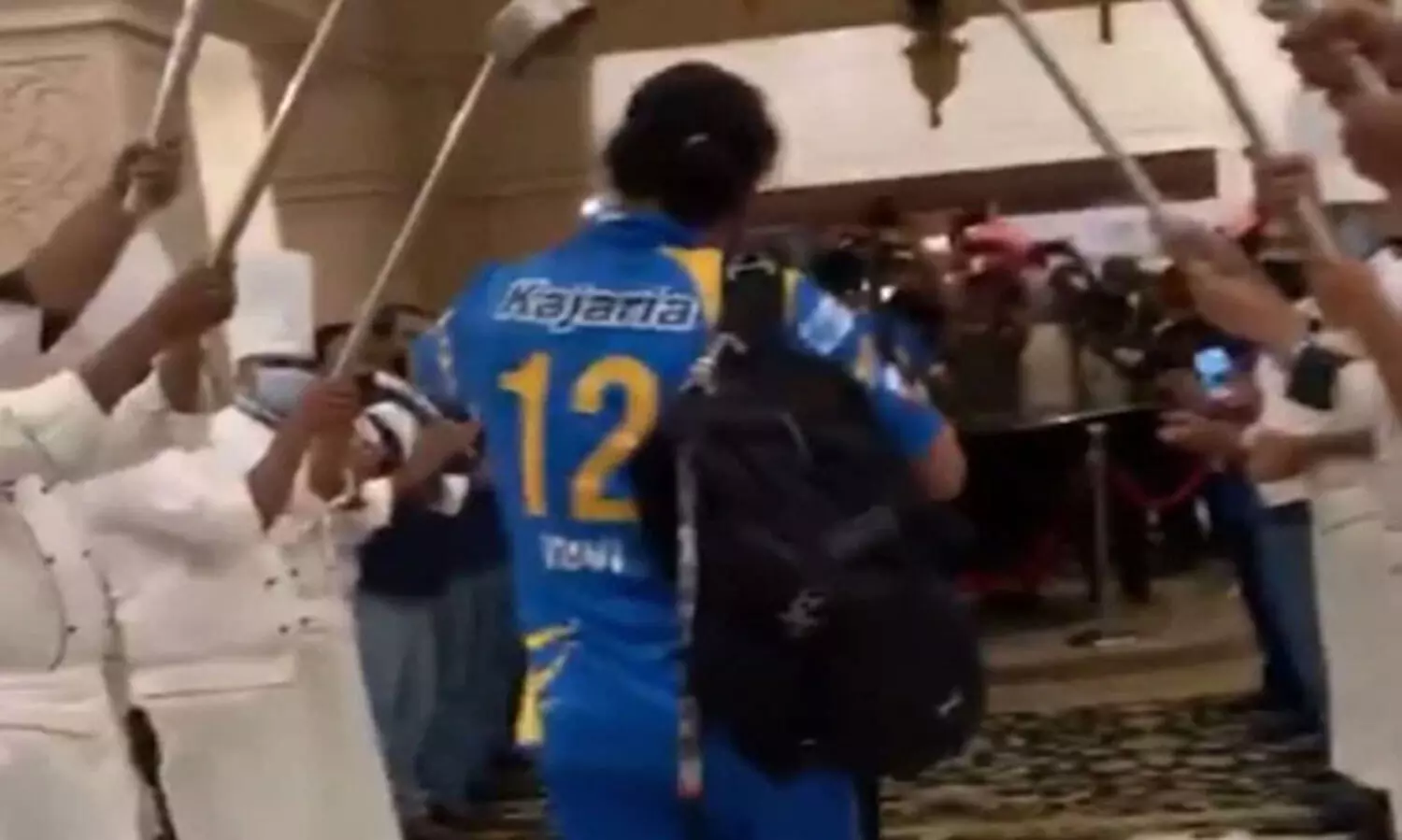 കാലിന്​ പരിക്കേറ്റ ബാഹുബലിയായി യുവി-കാണാം, ആ വരവേൽപ്​