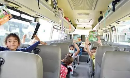 സ്കൂ​ളി​ലേ​ക്കു​ള്ള യാ​ത്ര​യി​ൽ ഇ​നി പു​സ്ത​ക​ങ്ങ​ളോ​ടും കൂ​ട്ടു​കൂ​ടാം