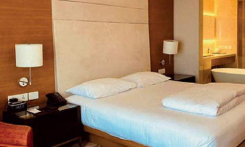 കോ​വി​ഡ്​ മാ​ർ​ഗ​നി​ർ​ദേ​ശ​ ലം​ഘ​നം:   ഹോ​ട്ട​ലു​ക​ൾ​ക്കെ​തി​രെ ന​ട​പ​ടി