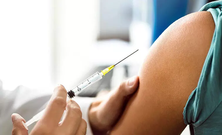 വാ​ണി​ജ്യ സ്ഥാ​പ​ന​ ജീ​വ​ന​ക്കാ​ർ​ക്ക്​ വാ​ക്സി​നേ​ഷ​ന്‍ കാ​മ്പ​യി​ൻ