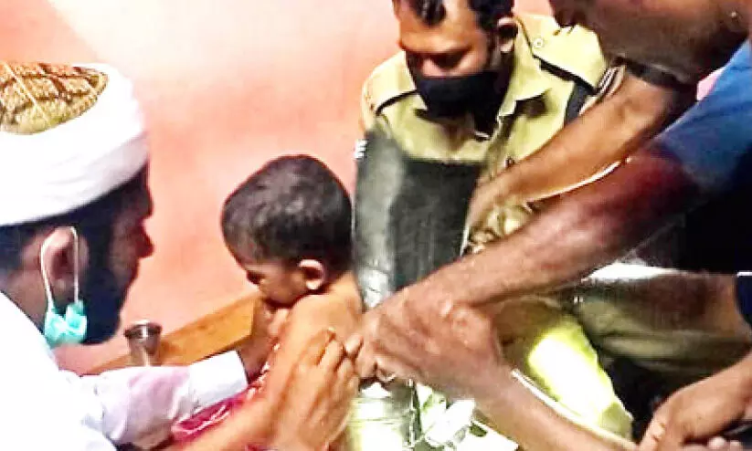 സ്റ്റീൽ കലത്തിൽ കുടുങ്ങിയ കുഞ്ഞിനെ രക്ഷിച്ചു സ്റ്റീൽ കലത്തിൽ കുടുങ്ങിയ കുഞ്ഞിനെ രക്ഷിച്ചു