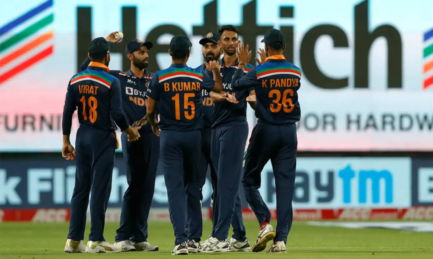 അര​േങ്ങറ്റക്കാരുടെ ദിനം; നന്നായി തുടങ്ങിയ ഇംഗ്ലണ്ടിനെ ഇന്ത്യ എറിഞ്ഞ്​ വീഴ്​ത്തി