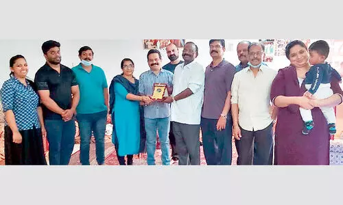 റോ​യ് മാ​ത്യു​വി​നും കു​ടും​ബ​ത്തി​നും പാ​ലാ പ്ര​വാ​സി ഗ്രൂ​പ് യാ​ത്ര​യ​യ​പ്പ് ന​ൽ​കി