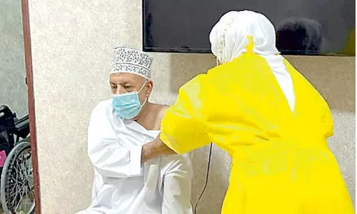 ഒ​മാ​നി​ൽ കോ​വി​ഡ്​ വാ​ക്​​സി​ൻ സ്വീ​ക​രി​ച്ച​വ​ർ ഒ​രു ല​ക്ഷം പി​ന്നി​ട്ടു