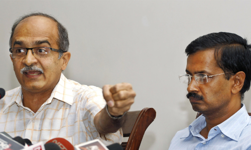 അവർ കെജ്​രിവാളിനെയും ​േതടിയെത്തി; അപ്പോൾ അദ്ദേഹം നിലവിളിക്കുകയാണ്; പരിഹാസവുമായി  പ്രശാന്ത്​ ഭൂഷൺ