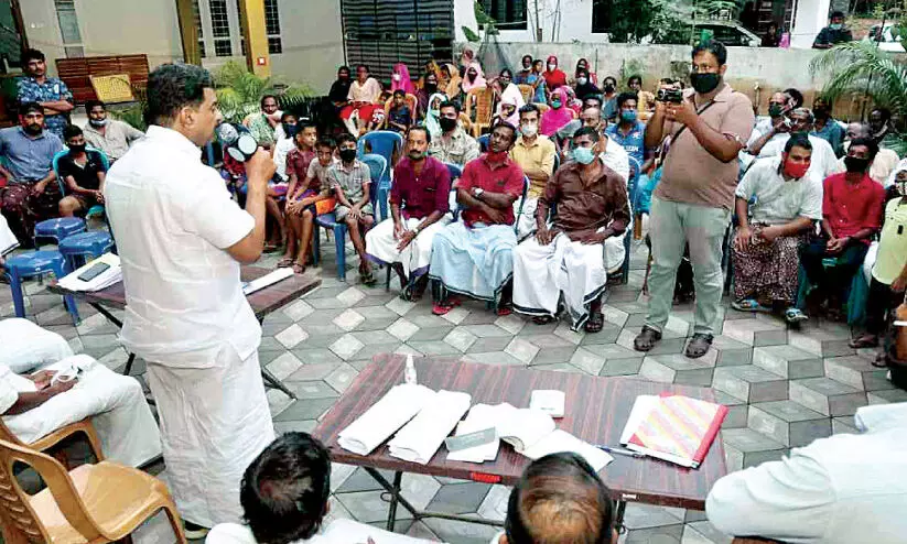 വ​ർ​ഗീ​യ പ്ര​ചാ​ര​ണ​വു​മാ​യി വോ​ട്ട്​ ചോ​ദി​ക്കാ​ൻ വ​രു​ന്ന​വ​രെ ചൂ​ലെ​ടു​ത്ത്​ ഓ​ടി​ക്ക​ണ​മെ​ന്ന് പി.​വി. അ​ൻ​വ​ർ