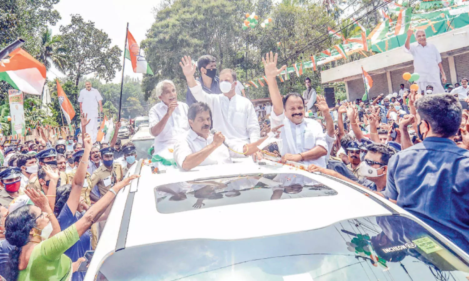 rahul gandhi with oommanchandy and Adv Prince lukose