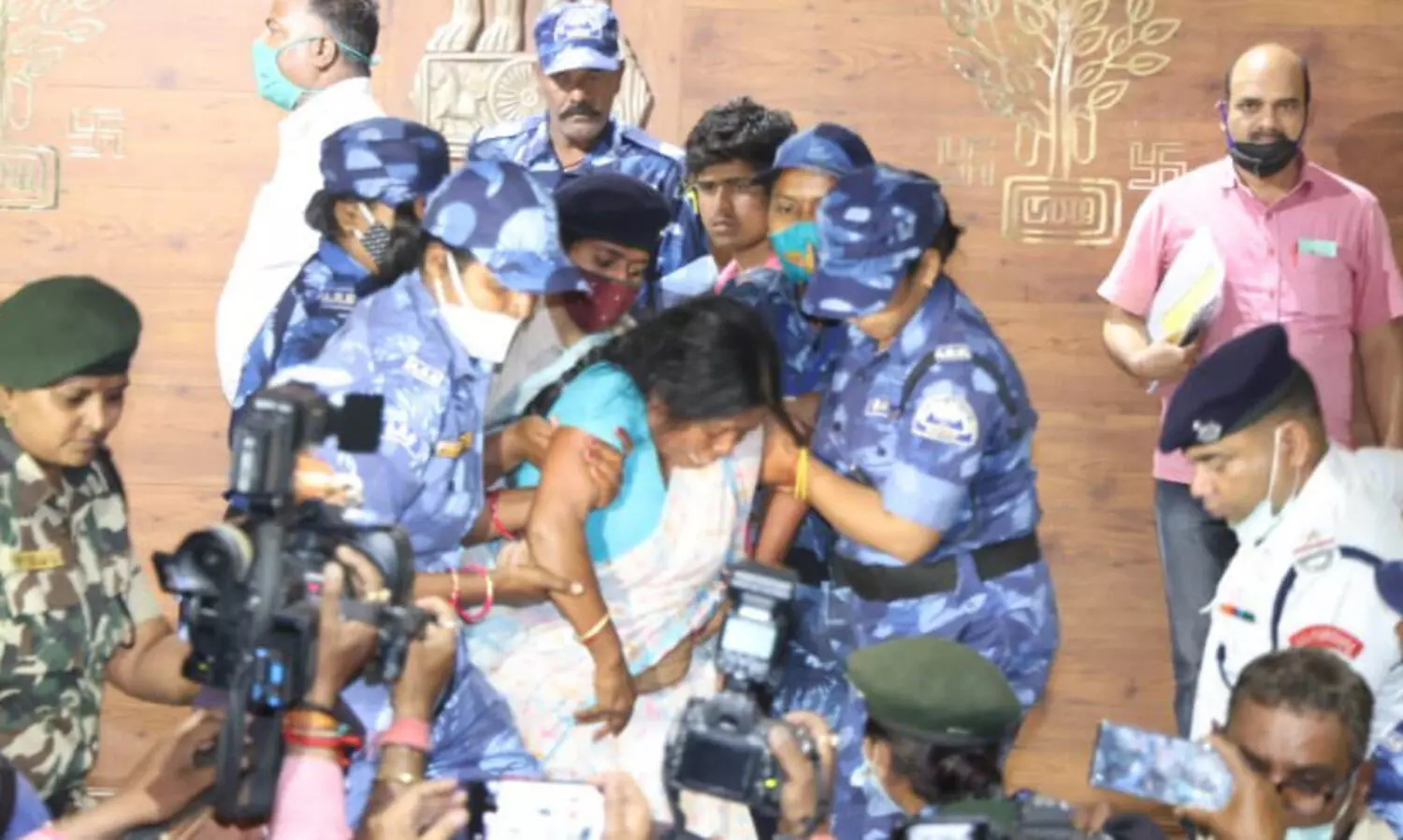 എം.എൽ.എമാരെ പൊലീസ്​ വലിച്ചിഴച്ചു, കഴുത്തിന് കുത്തിപ്പിടിച്ചു; ബിഹാർ നിയമസഭയിൽ നടന്നത്​ ഞെട്ടിപ്പിക്കുന്ന സംഭവങ്ങൾ VIDEO