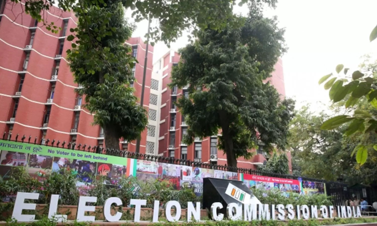 സ്ഥാനാർഥിക്ക്​ അനുകൂലമായ നിലപാടെടുത്ത കലക്​ടറെയും എസ്​.പിയെയും  തെരഞ്ഞെടുപ്പ്​ കമീഷൻ സ്ഥലം മാറ്റി