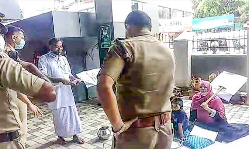 സമരം ചെയ്യാനെത്തിയ കുടുംബത്തെ മാറ്റാനുള്ള നീക്കം സംഘർഷത്തിൽ കലാശിച്ചു