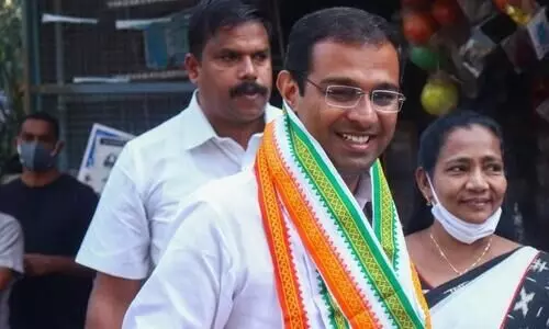 പര്യടന വാഹനത്തിൽ വൈദ്യുതിത്തൂണും മരവും വീണു;  റോ​ജി എം.​ജോ​ൺ രക്ഷപ്പെട്ടത് തലനാരിഴക്ക്​