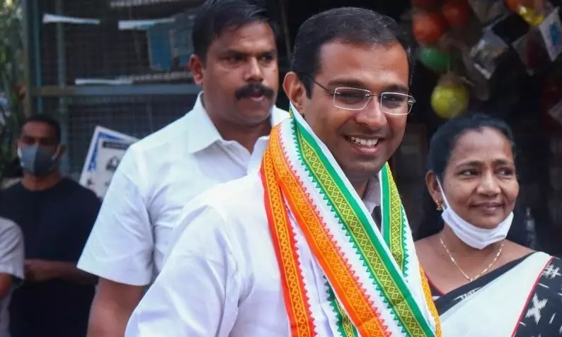 പര്യടന വാഹനത്തിൽ വൈദ്യുതിത്തൂണും മരവും വീണു; റോജി എം.ജോൺ രക്ഷപ്പെട്ടത് തലനാരിഴക്ക് പര്യടന വാഹനത്തിൽ വൈദ്യുതിത്തൂണും മരവും വീണു; റോജി എം.ജോൺ രക്ഷപ്പെട്ടത് തലനാരിഴക്ക്