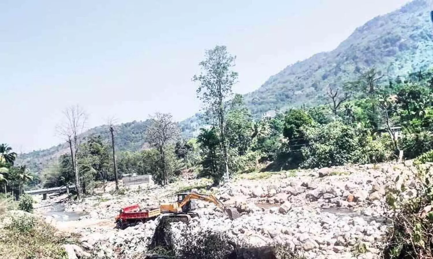 റോഡ് വികസനത്തി​െൻറ മറവില്‍ പുഴയില്‍നിന്ന് കരിങ്കല്ല് കടത്ത്