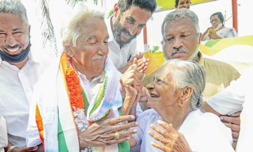 പുതുപ്പള്ളിയിലലിഞ്ഞ് കുഞ്ഞൂഞ്ഞ് പുതുപ്പള്ളിയിലലിഞ്ഞ് കുഞ്ഞൂഞ്ഞ്