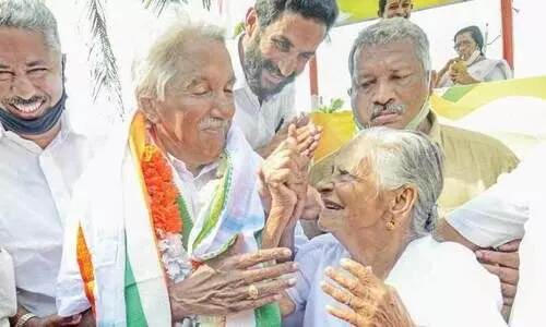 പു​തു​പ്പ​ള്ളി​യി​ല​ലി​ഞ്ഞ്​ കു​ഞ്ഞൂ​ഞ്ഞ്​