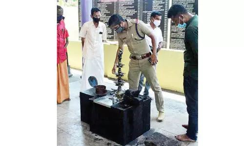 മനക്കൊടിയിൽ ക്ഷേത്രത്തിലും വീടുകളിലും മോഷണം