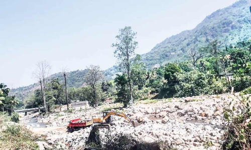 റോഡ് വികസനത്തിെൻറ മറവില് പുഴയില്നിന്ന് കരിങ്കല്ല് കടത്ത് റോഡ് വികസനത്തിെൻറ മറവില് പുഴയില്നിന്ന് കരിങ്കല്ല് കടത്ത്