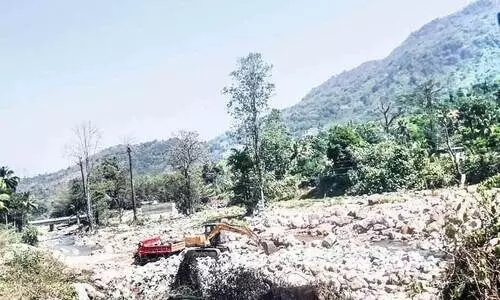 റോഡ് വികസനത്തി​െൻറ മറവില്‍ പുഴയില്‍നിന്ന് കരിങ്കല്ല് കടത്ത്