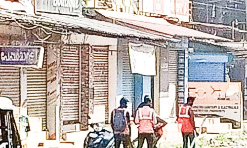 റോഡ് ഉയർത്തൽ: മാമുക്കിലെ വ്യാപാരികൾ പ്രതിഷേധിച്ചു