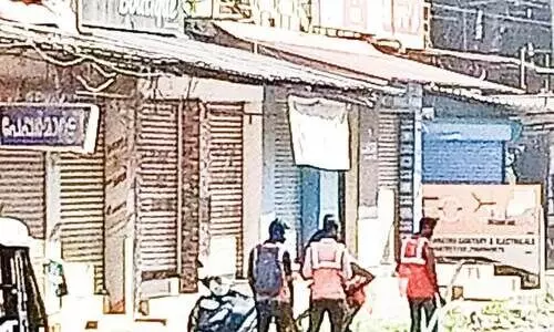 റോഡ് ഉയർത്തൽ: മാമുക്കിലെ വ്യാപാരികൾ പ്രതിഷേധിച്ചു