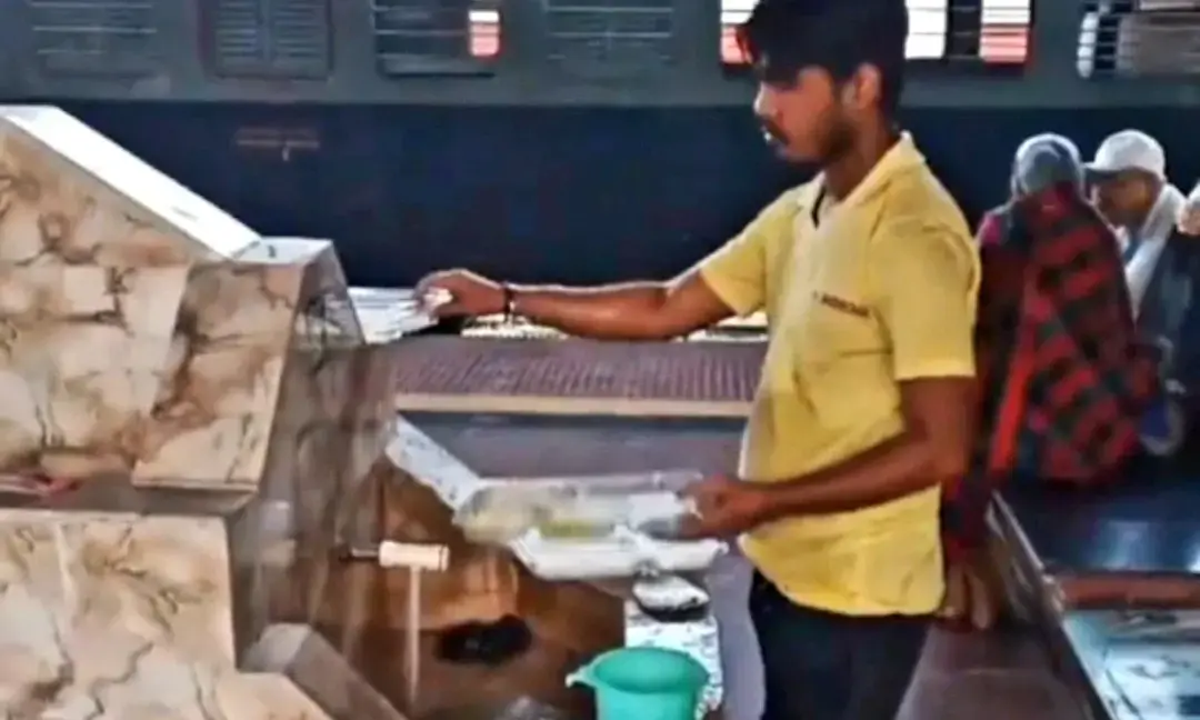 ഡിസ്​പോസബ്​ൾ ​േപ്ലറ്റുകൾ കഴുകി വീണ്ടും ഉപയോഗം; റെയിൽവേ സ്​റ്റേഷൻ ഭക്ഷണ സ്റ്റാൾ അടച്ചു