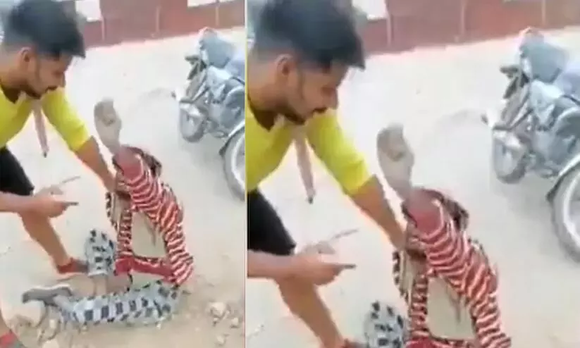 In Delhi Man Thrashed and Forced To Chant Anti Pak Slogans In Delhi Man Thrashed and Forced To Chant Anti Pak Slogans