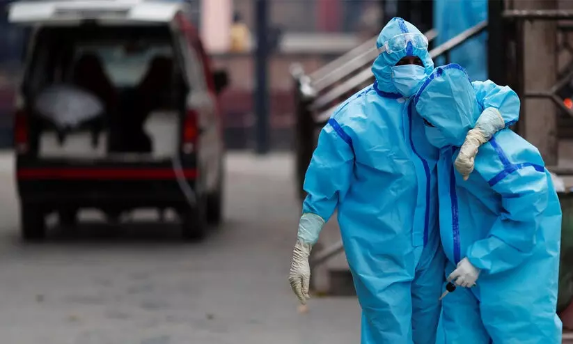 വീണ്ടും ആശങ്ക; കോവിഡ് രോഗികളുടെ എണ്ണത്തിൽ വൻ വർധന വീണ്ടും ആശങ്ക; കോവിഡ് രോഗികളുടെ എണ്ണത്തിൽ വൻ വർധന