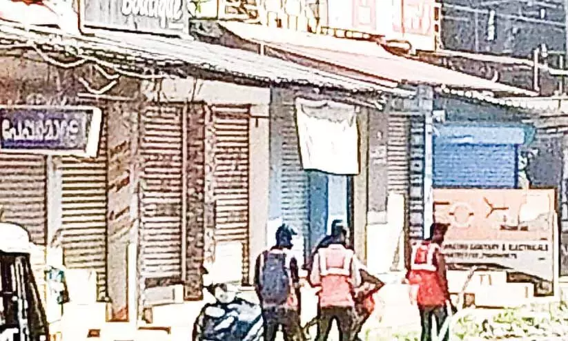 റോഡ് ഉയർത്തൽ: മാമുക്കിലെ വ്യാപാരികൾ പ്രതിഷേധിച്ചു