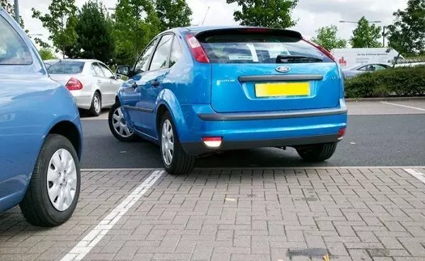 ലൈസൻസ്​ വേണോ? റിവേഴ്​സ്​ എടുക്കണം