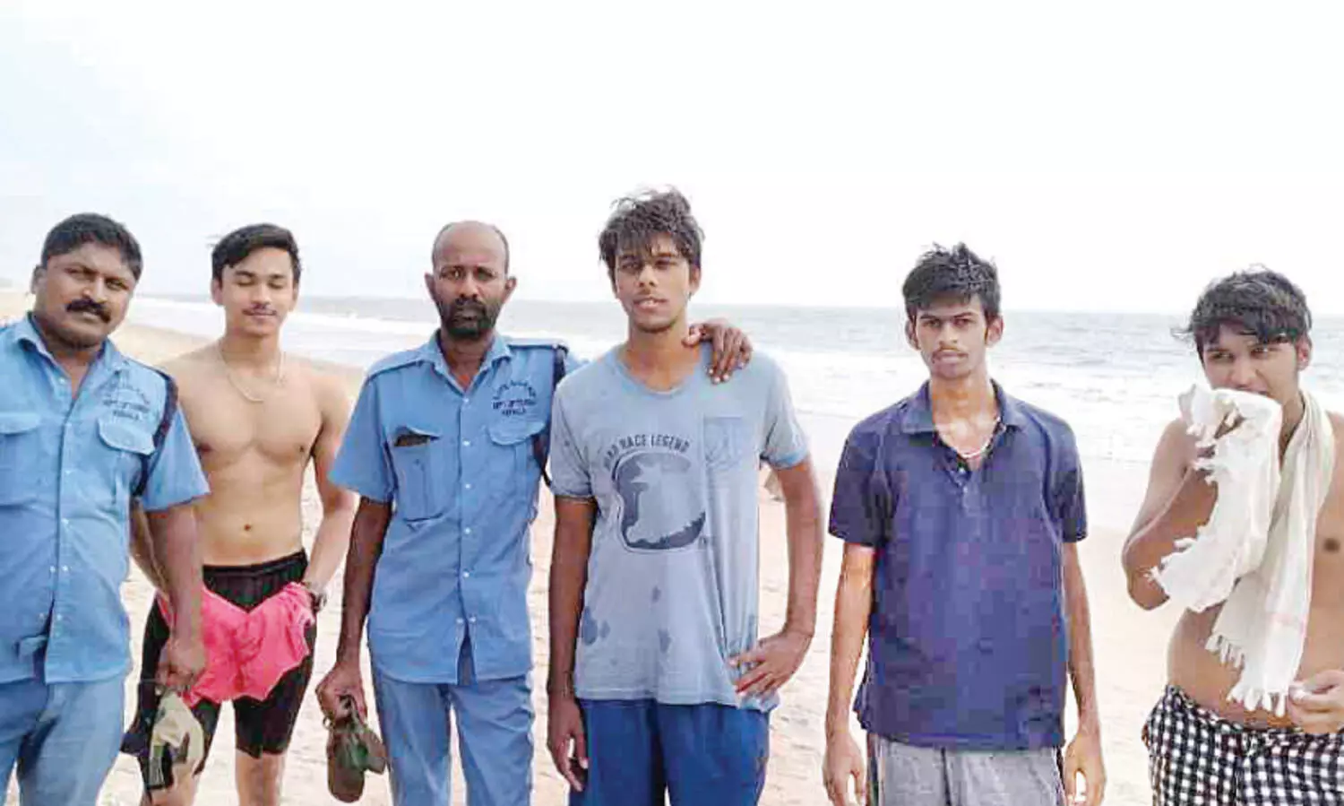 ബീച്ചിൽ കുളിക്കാനിറങ്ങി കടലിൽ അകപ്പെട്ടവരെ രക്ഷപ്പെടുത്തി