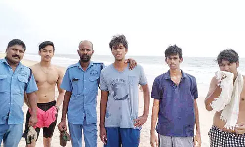 ബീച്ചിൽ കുളിക്കാനിറങ്ങി കടലിൽ അകപ്പെട്ടവരെ രക്ഷപ്പെടുത്തി