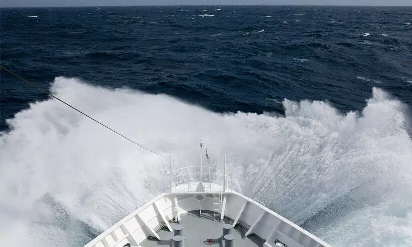 ഇന്ത്യയിലേക്ക് വന്ന ഇസ്രായേൽ കപ്പലിനുനേരെ ഇറാൻ മിസൈലാക്രമണമെന്ന്​ റിപ്പോർട്ട്​