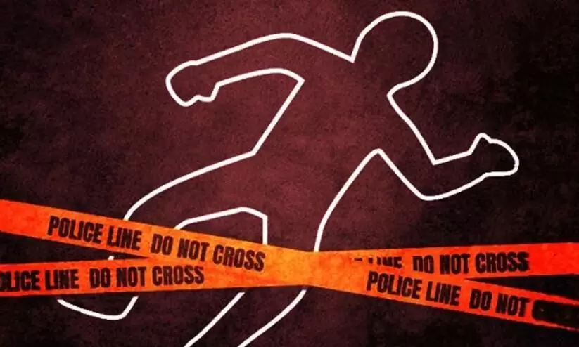 ആറുമണിക്കൂറോളം കട്ടിലിനടിയിൽ ഒളിച്ചിരുന്ന് ഭാര്യയുടെ കാമുകനെ കൊലപ്പെടുത്തിയ യുവാവ് അറസ്റ്റിൽ ആറുമണിക്കൂറോളം കട്ടിലിനടിയിൽ ഒളിച്ചിരുന്ന് ഭാര്യയുടെ കാമുകനെ കൊലപ്പെടുത്തിയ യുവാവ് അറസ്റ്റിൽ