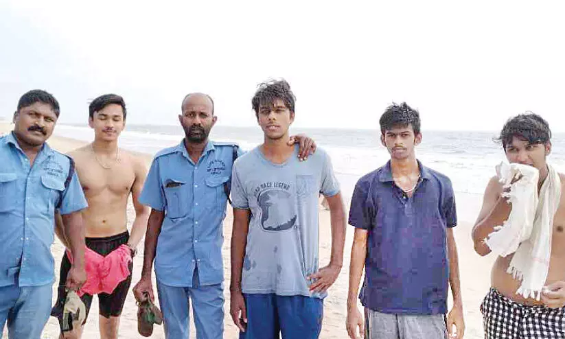 ബീച്ചിൽ കുളിക്കാനിറങ്ങി കടലിൽ അകപ്പെട്ടവരെ രക്ഷപ്പെടുത്തി