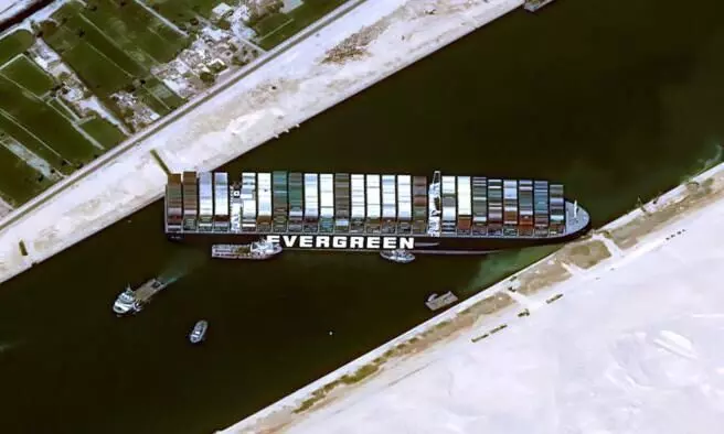 സൂയസ്​ കനാലിൽ കപ്പൽ കുരുക്ക്​ എന്നു തീരും? ശനിയാഴ്​ചയെന്ന്​ കമ്പനി, വഴിമുട്ടി ആ​േഗാള ചരക്കു ഗതാഗതം