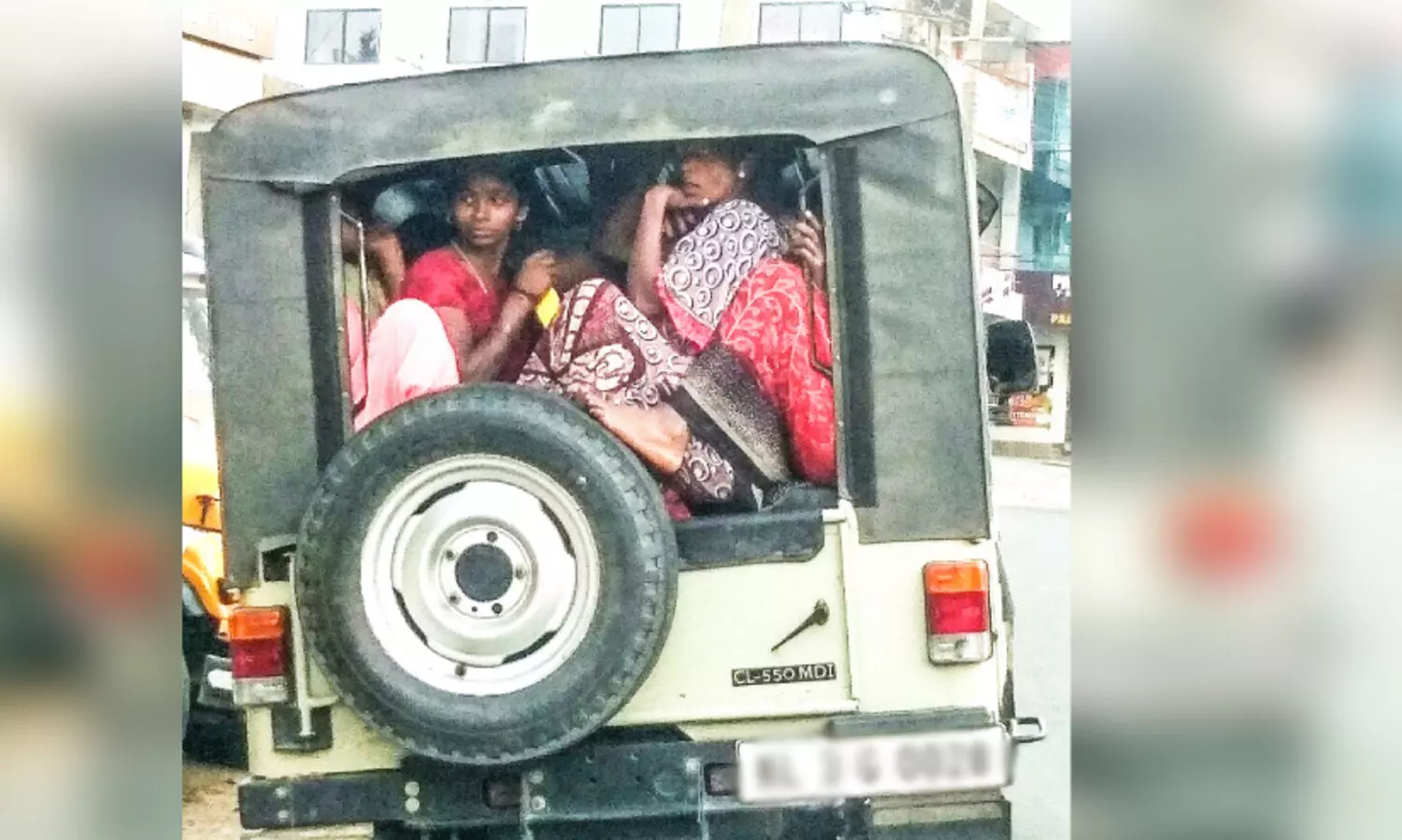 കോവിഡ് നിയന്ത്രണങ്ങൾ കടലാസിൽ; തൊഴിലാളികളെ കുത്തിനിറച്ച് വാഹനങ്ങൾ പായുന്നു