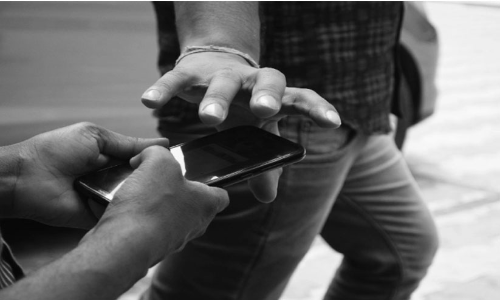 ഫോൺ തട്ടിപ്പറിച്ചയാളെ സ്മാർട്ട് വാച്ച് ഉപയോഗിച്ച്‌ കണ്ടെത്തി യുവതി; ഇടിയും കൊടുത്ത് ഫോൺ തിരിച്ചു വാങ്ങി