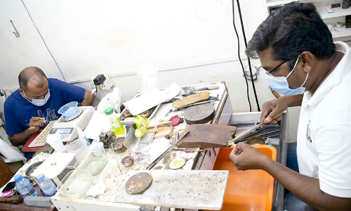 മ​ഞ്ഞലോ​ഹ​ത്തി​ല്‍ ജീ​വി​തം വി​ള​ക്കി​ച്ചേ​ര്‍ക്കു​ന്ന മ​ല​യാ​ളി​ക​ള്‍