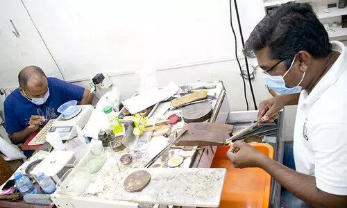 മ​ഞ്ഞലോ​ഹ​ത്തി​ല്‍ ജീ​വി​തം വി​ള​ക്കി​ച്ചേ​ര്‍ക്കു​ന്ന മ​ല​യാ​ളി​ക​ള്‍