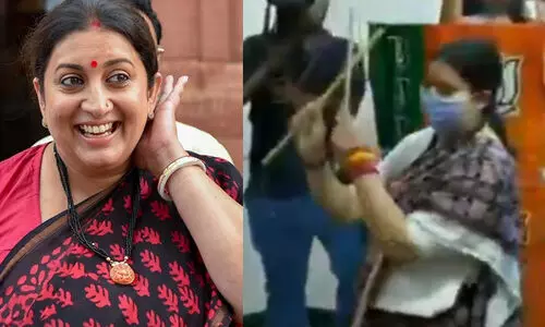 തമിഴ്​നാട്ടിൽ തെരഞ്ഞെടുപ്പ്​ പ്രചാരണത്തിനിടെ സ്​മൃതി ഇറാനിയുടെ കോൽക്കളി