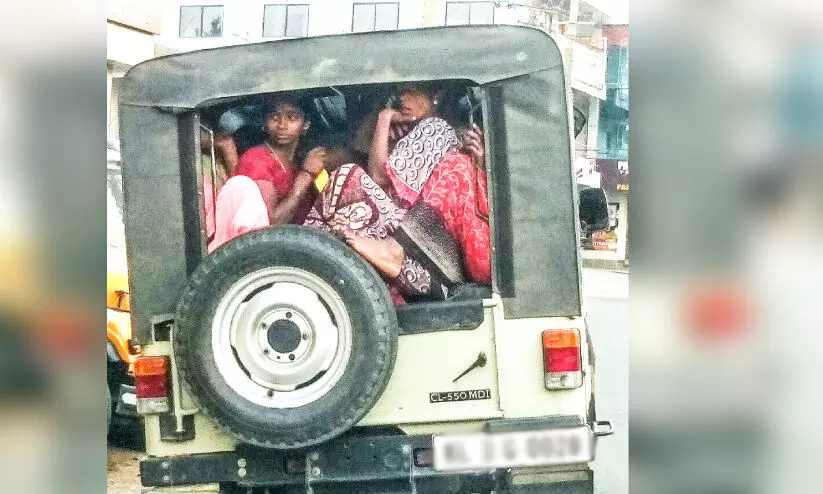 കോവിഡ് നിയന്ത്രണങ്ങൾ കടലാസിൽ; തൊഴിലാളികളെ കുത്തിനിറച്ച് വാഹനങ്ങൾ പായുന്നു