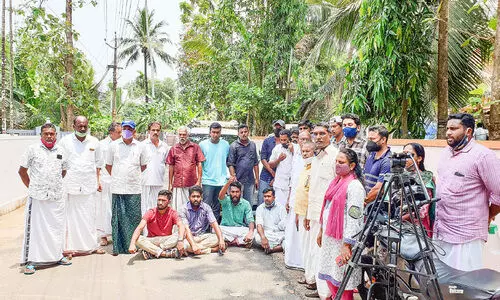 പോസ്റ്റൽ വോട്ടുകൾ ശേഖരിച്ചത് സഞ്ചിയിൽ; തെരഞ്ഞെടുപ്പ് ഉദ്യോഗസ്ഥരെ റോഡില് തടഞ്ഞ്കോൺഗ്രസ് പോസ്റ്റൽ വോട്ടുകൾ ശേഖരിച്ചത് സഞ്ചിയിൽ; തെരഞ്ഞെടുപ്പ് ഉദ്യോഗസ്ഥരെ റോഡില് തടഞ്ഞ്കോൺഗ്രസ്